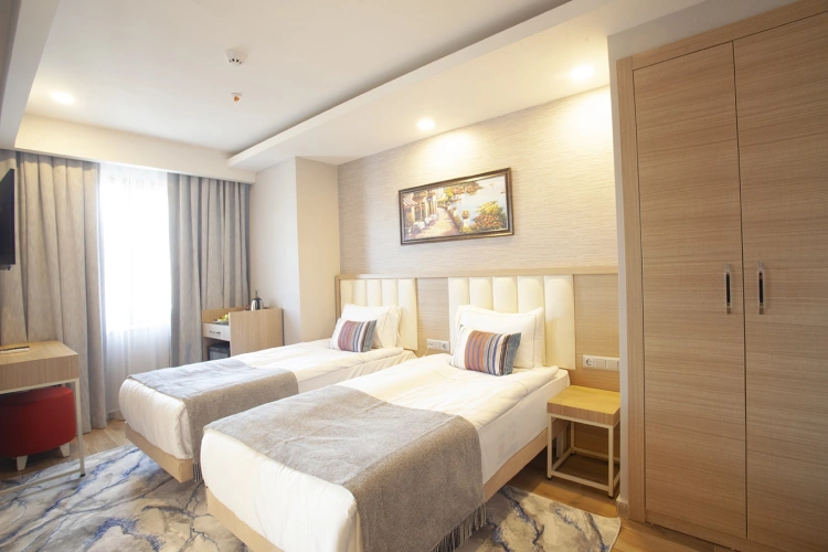 Deluxe Quadruple Family room with city view