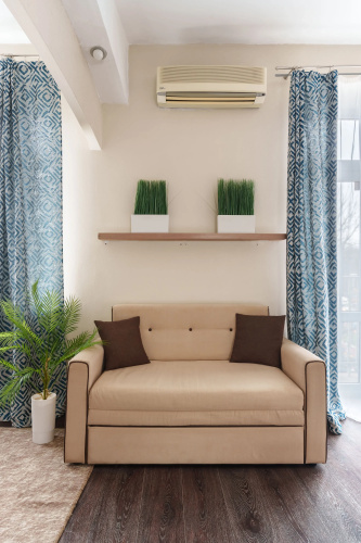 V Gostyakh U Surikatov Flat
