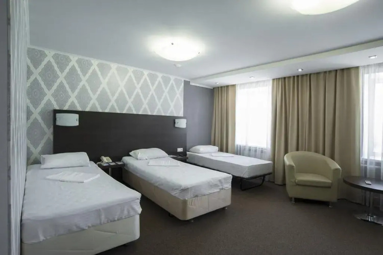 Трёхместный полулюкс с балконом и с красивым видом из окна