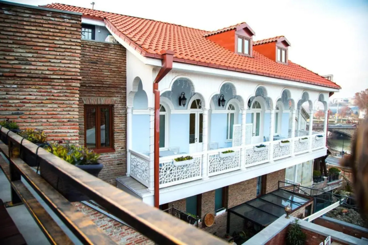Aivani Hotel
