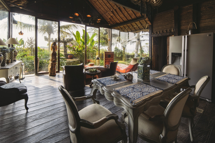Absolute Beachfront Villa Laut
