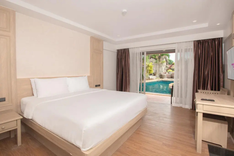 Pool Access Double room with balcony