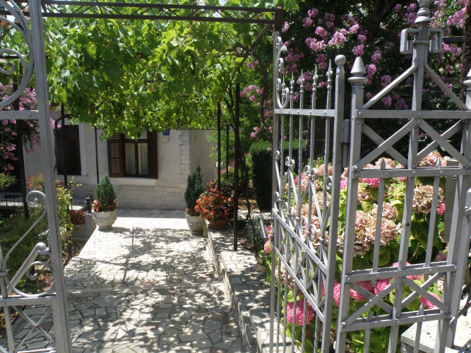 Villa Salona Apartments