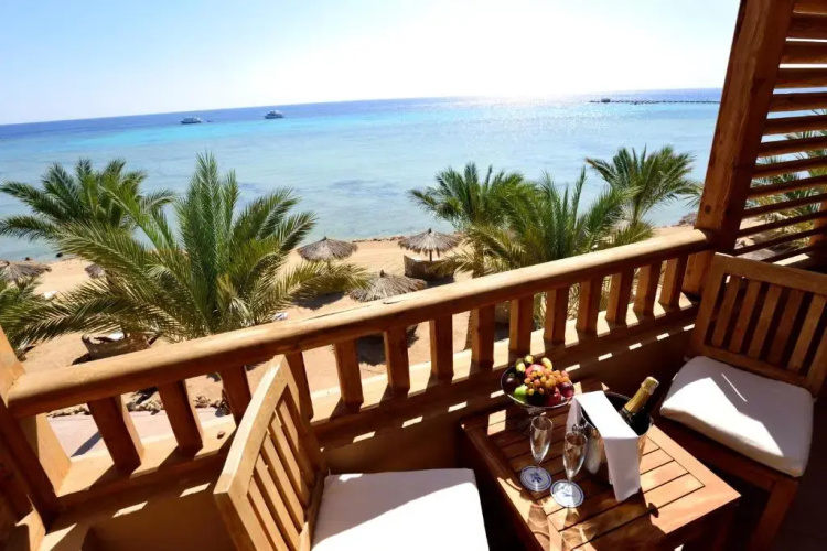 The Breakers Diving & Surfing Lodge