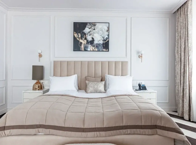 (Some rooms are on the basement floor) 1 Bedroom Suite