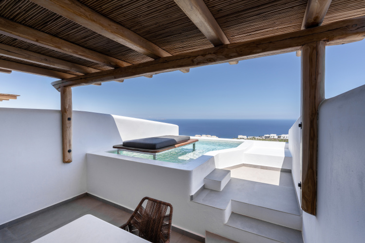 Junior Suite with Terrace and Heated Plunge Pool with sea view