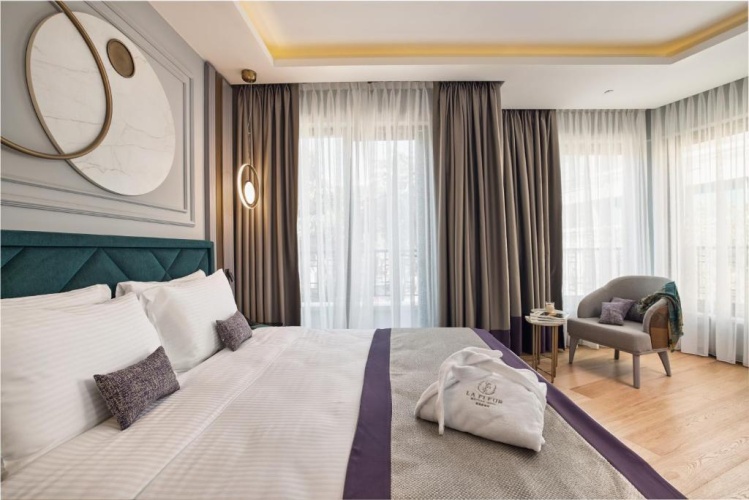 Deluxe Double room with city view