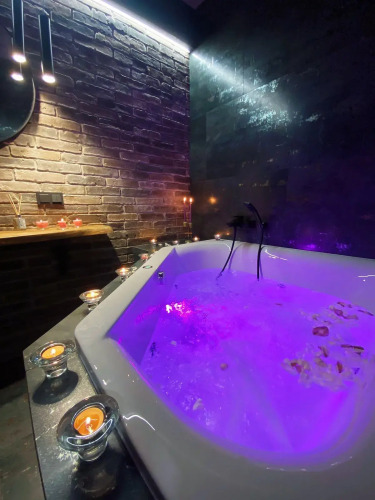 Фотография номера квартиры Апартаменты Уникальные с Огромной Спа Джакузи на Двоих и Камином в Стиле Лофт