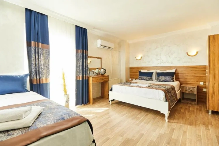 Standard Triple room with city view
