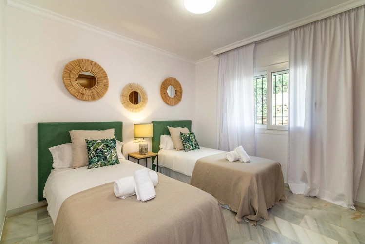 5 Bedrooms Villa