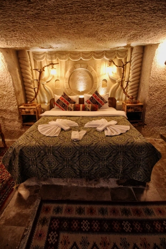 Alesta Cave room