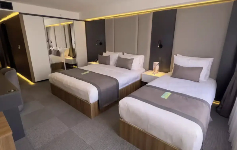 Royal Quintuple Family Suite with city view