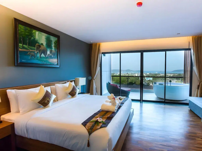 Executive Deluxe Double Suite with balcony and with ocean view