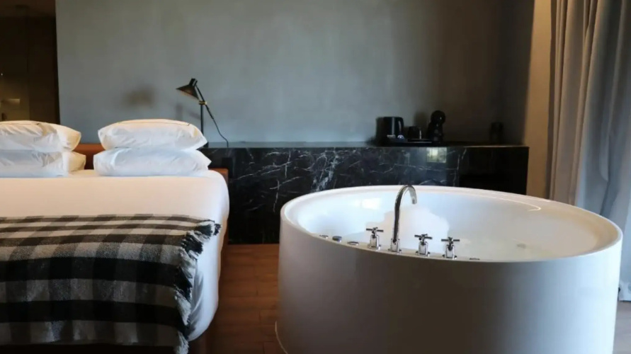 Indoor Jacuzzi Double Suite with balcony and with mountain view