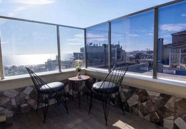 Classic Family room with balcony