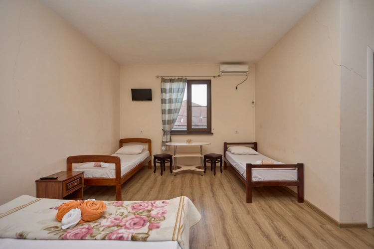 Standard Quadruple room with city view