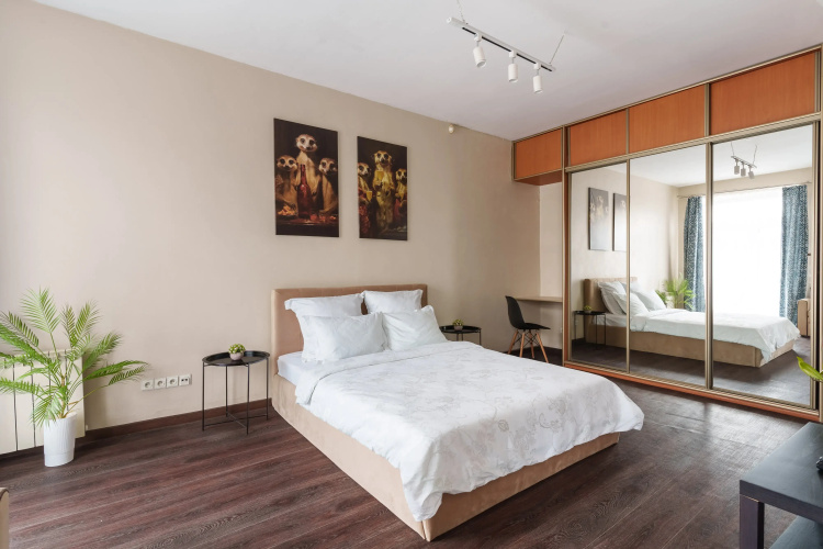 V Gostyakh U Surikatov Flat