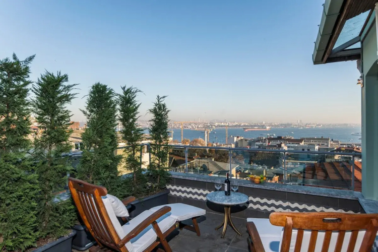 Jacuzzi across Bosphorus Apartments