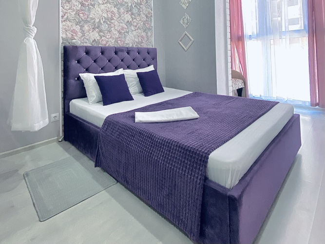 Фотография номера квартиры Стильная студия Фиолет возле парка и лебединого озера