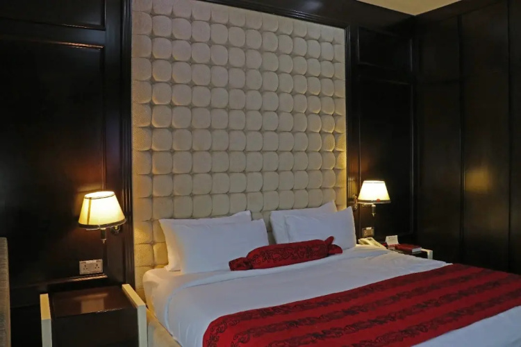 Best Western Plus By Bayse LTD Hotel