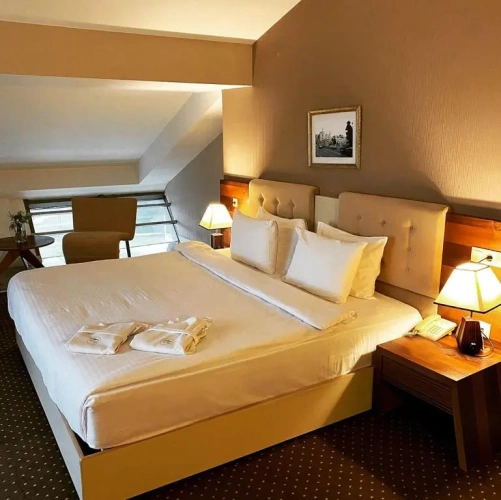 3 Bedrooms Sextuple Suite with balcony