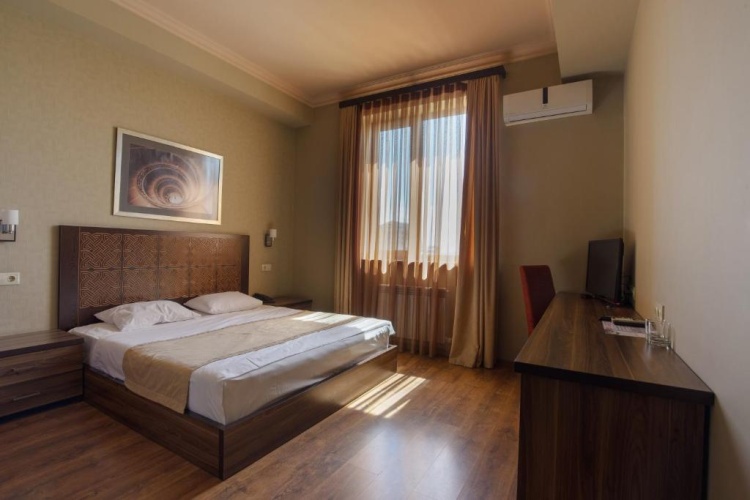 Standard Double room with city view