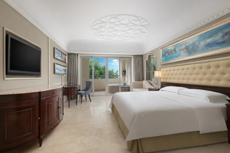 Superior room with balcony and with courtyard view