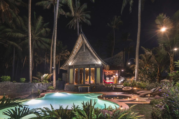 Absolute Beachfront Villa Laut