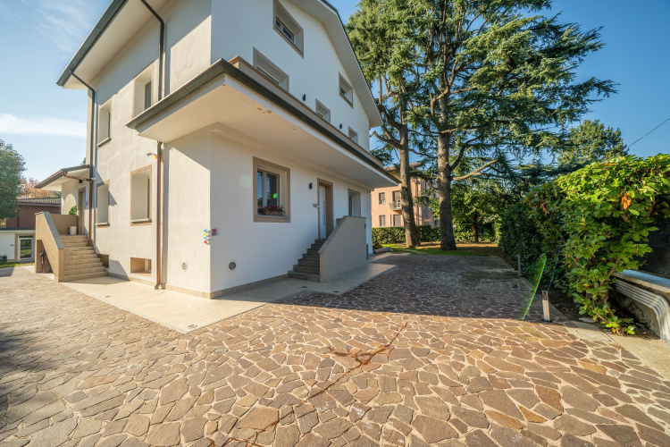 Green Apartments & Parking Milano Guest House