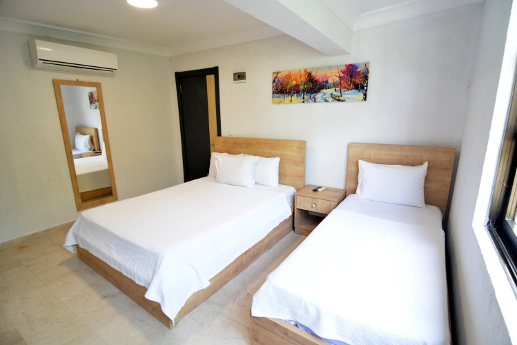 Ados Hotel