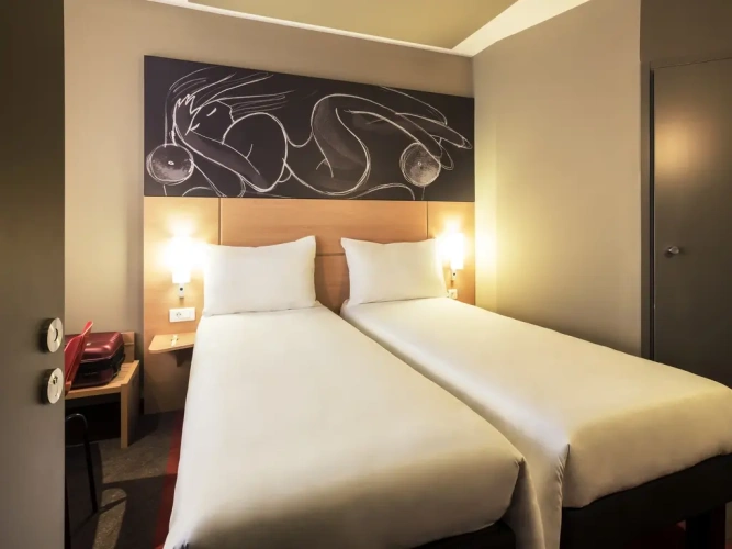 Standard Twin room with city view
