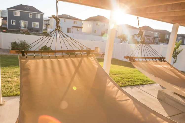 New Fire Pit & Hammocks Guest House