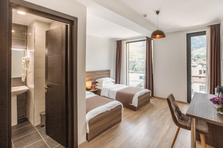 Standard Twin room with mountain view