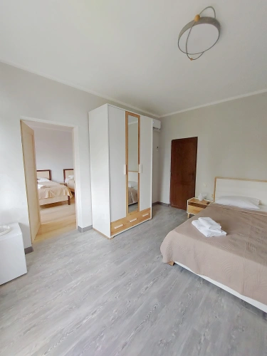 2 Bedrooms Standard Family room with courtyard view