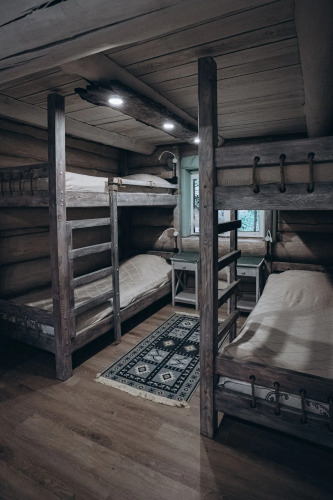 Четырёхместная Избушка Комфорт с красивым видом из окна