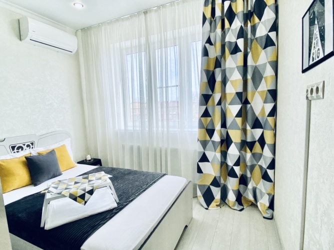 Фотография номера квартиры Уютная однокомнатная «Ромб» с видом на  лебединое озеро