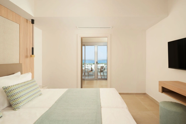 Classic Family room with balcony
