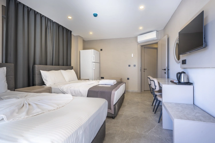 2 Bedrooms Standard Sextuple Family room with balcony