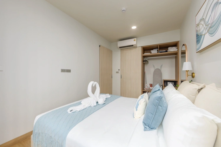 Apartment with balcony and with courtyard view