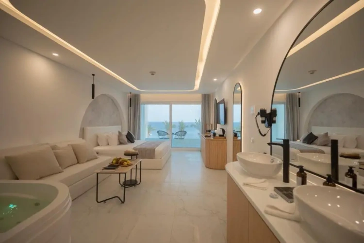 Deluxe room with balcony and beachfront