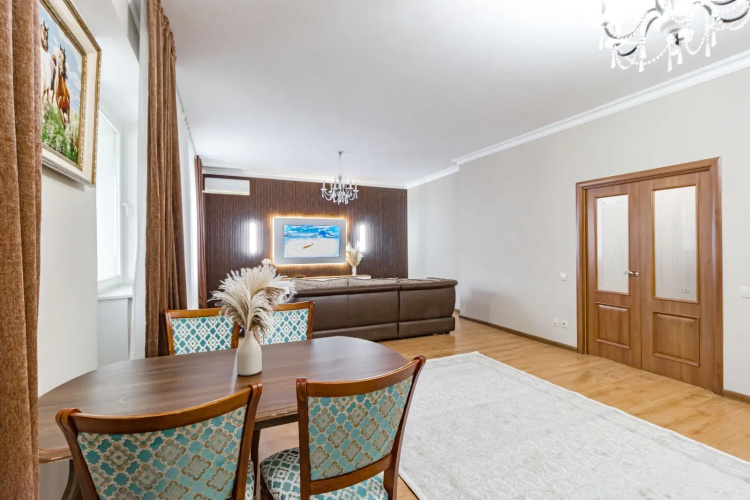 V Tsentre Goroda Ryadom S Bayterekom Apartments