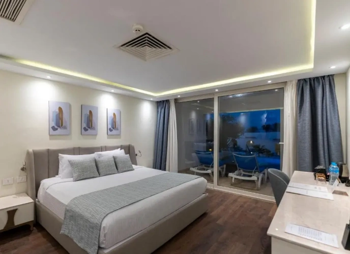 Signature Swim-Up Posh Club Suite