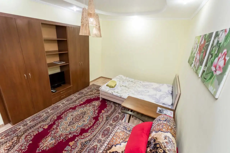 Na Ulitse Kazhymukana Flat