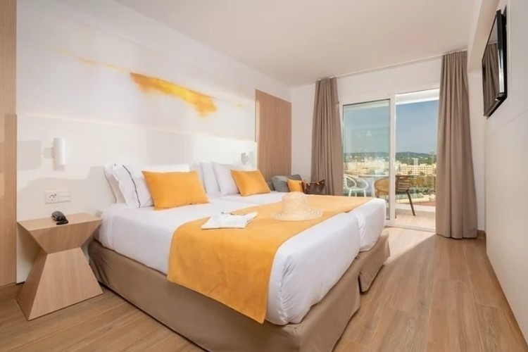 Standard Twin room with pool view