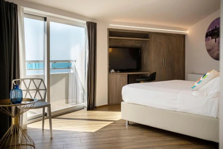 Deluxe room with balcony and with sea view