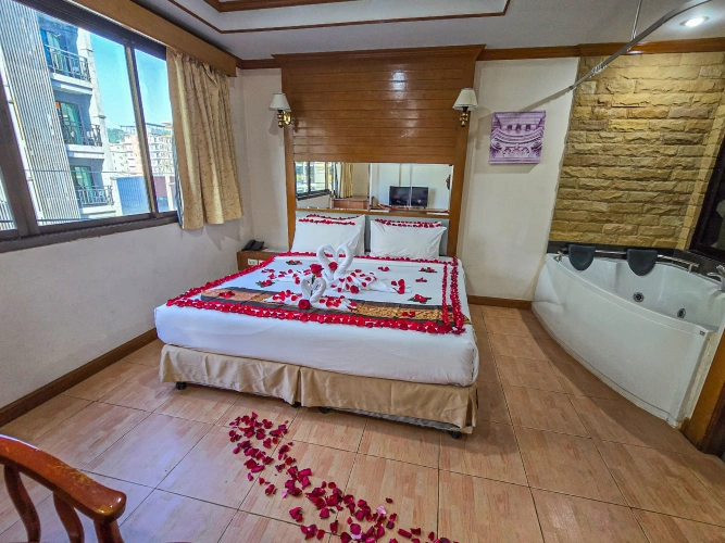 Honeymoon Jacuzzi Double room with city view