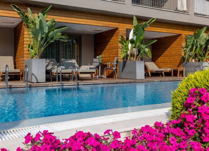 Deluxe Swim Up (2 adults + 2 children) room