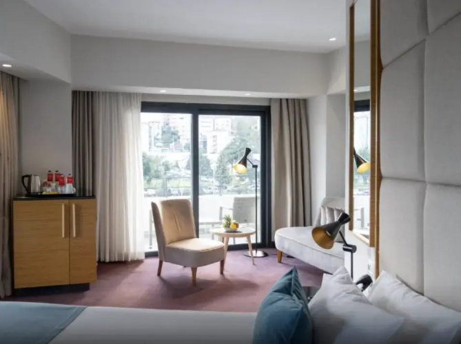 Corner Suite with balcony and with city view