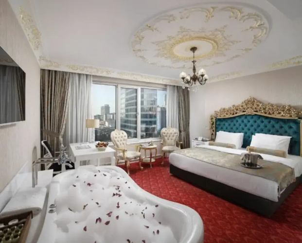 Suite with Jacuzzi with city view