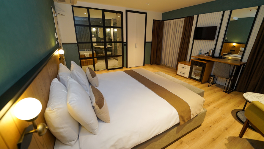 Deluxe Double room with city view
